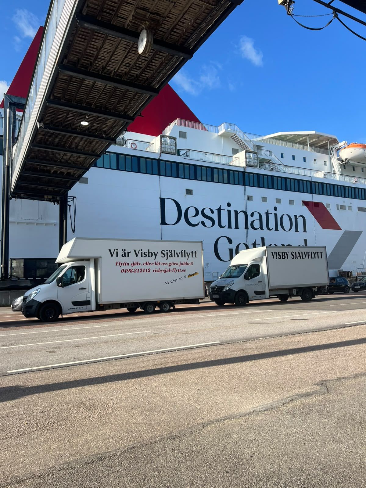 Visby Självflytts bilar vid Destination Gotland-färjan